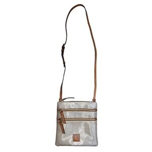 🎉🎉HP🎉🎉EUC Dooney & Bourke North South Triple Zip Crossbody Bag in Light Taupe